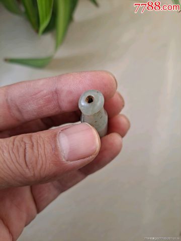 清代老和田玉烟嘴,包老包真,品相如图所示,高38直径14毫米