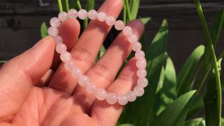 藕粉色和田玉手串的矿物学魅力